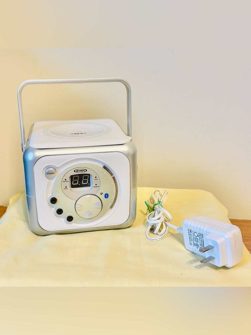 Jensen CD-555 Portable CD Player FM Radio Bluetooth White Silver New Tested 2017